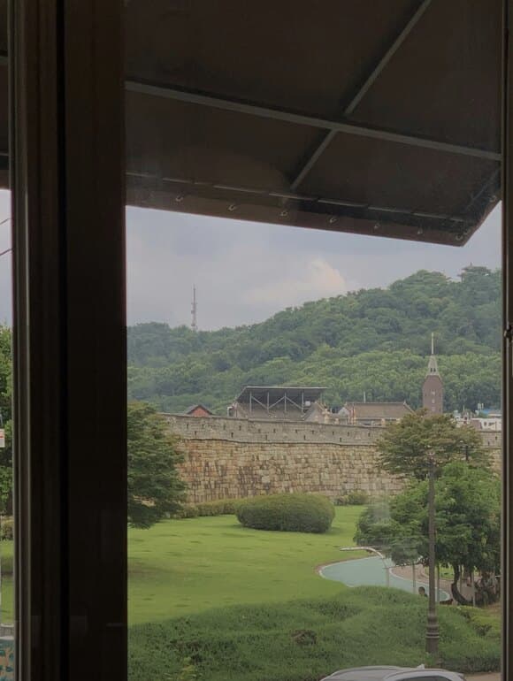 챈스온썸원 창밖으로 보이는 수원화성과 팔달산